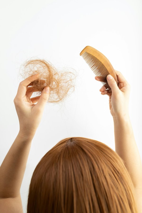 Astuces contre la perte de cheveux : conseils pratiques à adopter