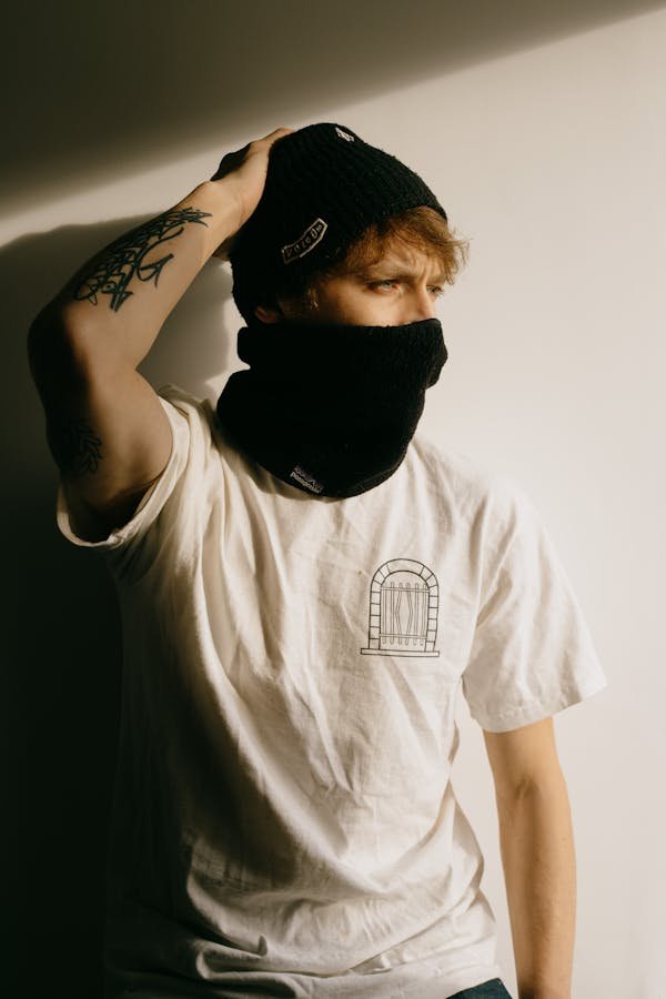 Cache-cou homme : explorez nos modèles tendance et polyvalents